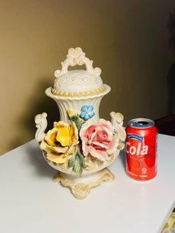 Gorgeous Vintage 11.5” Capodimonte Porcelain Lidded Vase. Italy. Beautiful Condition. No Chips