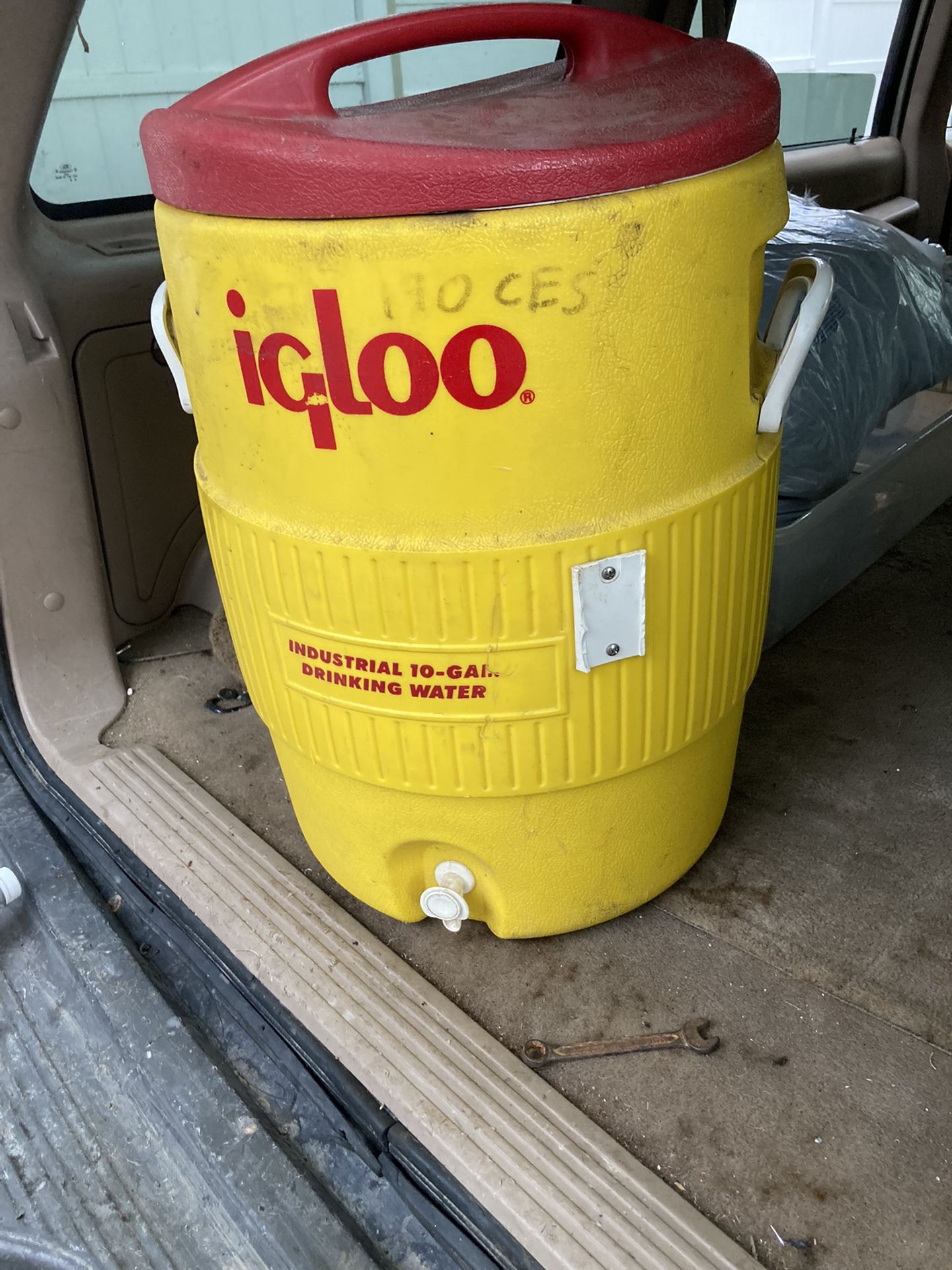 10 gallon igloo Jug
