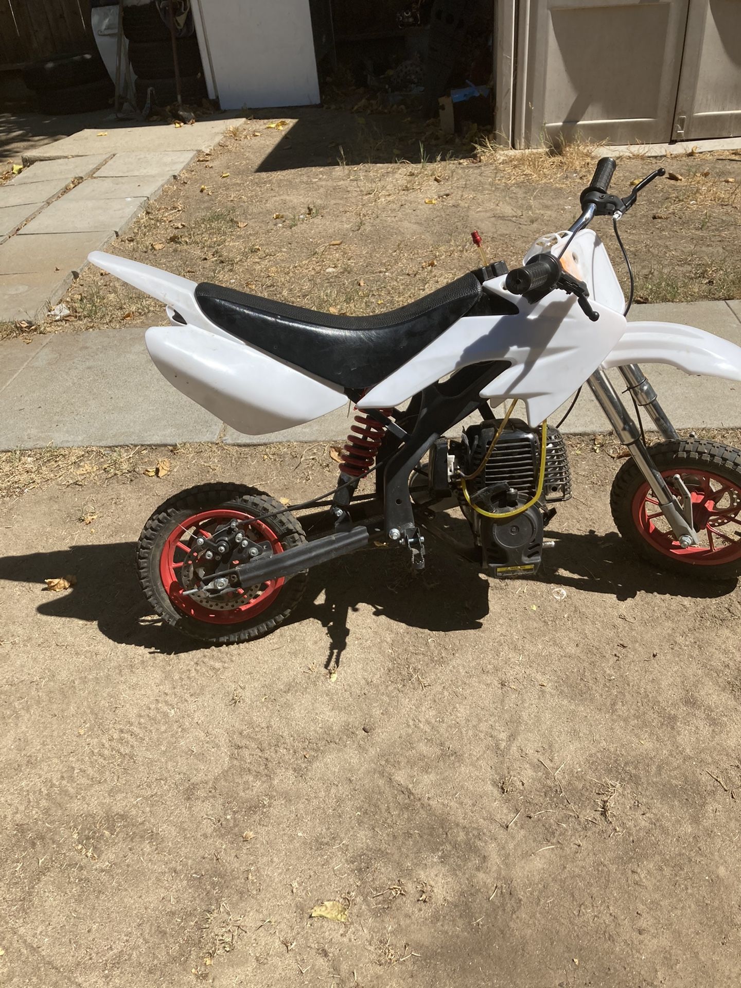 Mini Bike Has A New transmission But It Don’t Go Back It’s A 40cc Motor Everything Is Good Go’s Up To 25mph Brand New Tires Getting A Bigger Bike