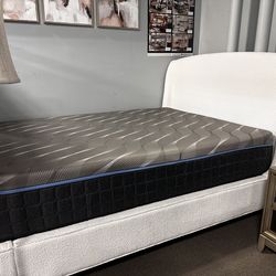White queen bed! $199 🤍📦