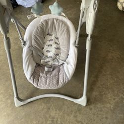 Graco Slim Spaces Compact Baby Swing