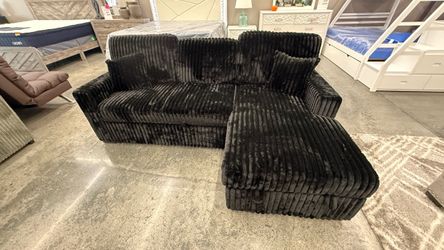 SECTIONAL WITH PULL OUT