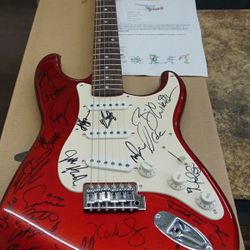 FENDER SQUIER STRAT MULTI SIGNED PATTI LABELLE BOZ SCAGGS KY-MANI MARLEY. MULTI SIGNATURES . NAYO JONES , MARIO MEADOWS , SAHNAS BROTHERS , BRIAN CULB