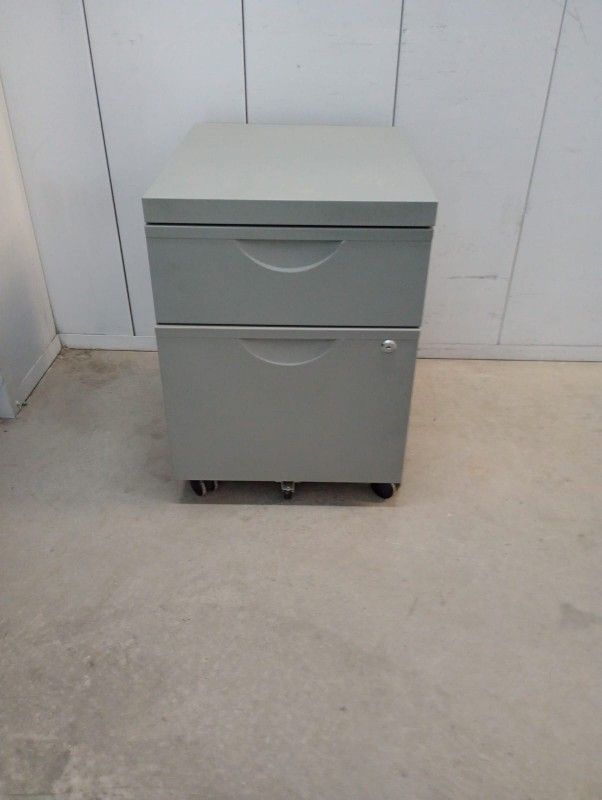 Metal File Cabinet On Casters With Key