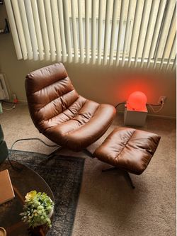 Comfy therapist lounge chair with footrest