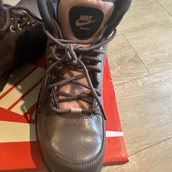 Nike Boots  5.5 Brown / Pink 