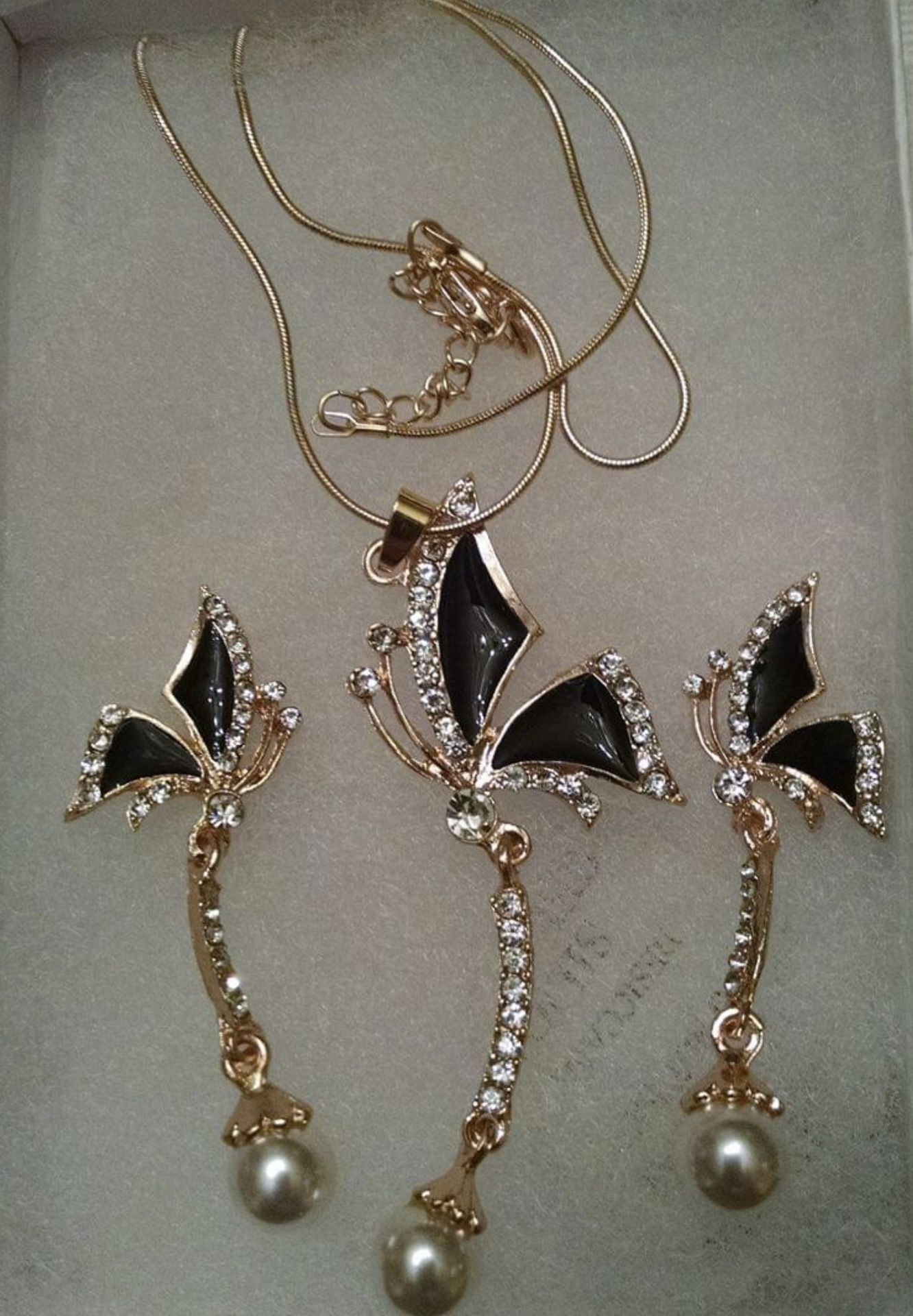 Beautiful clear Austrian Crystal Butterfly Necklace And Earrings 18kt Gold Plated Simulated pearl