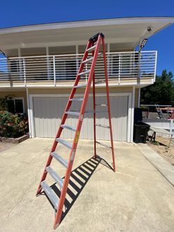 12’ fiberglass step ladder Davidson pro 300 lbs rated stickers no cracks good pads $175 cash 2401 n Euclid ave Upland 91784