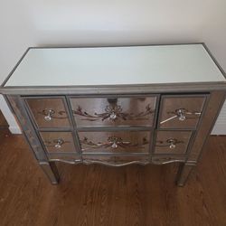 Accent Chess/Dresser