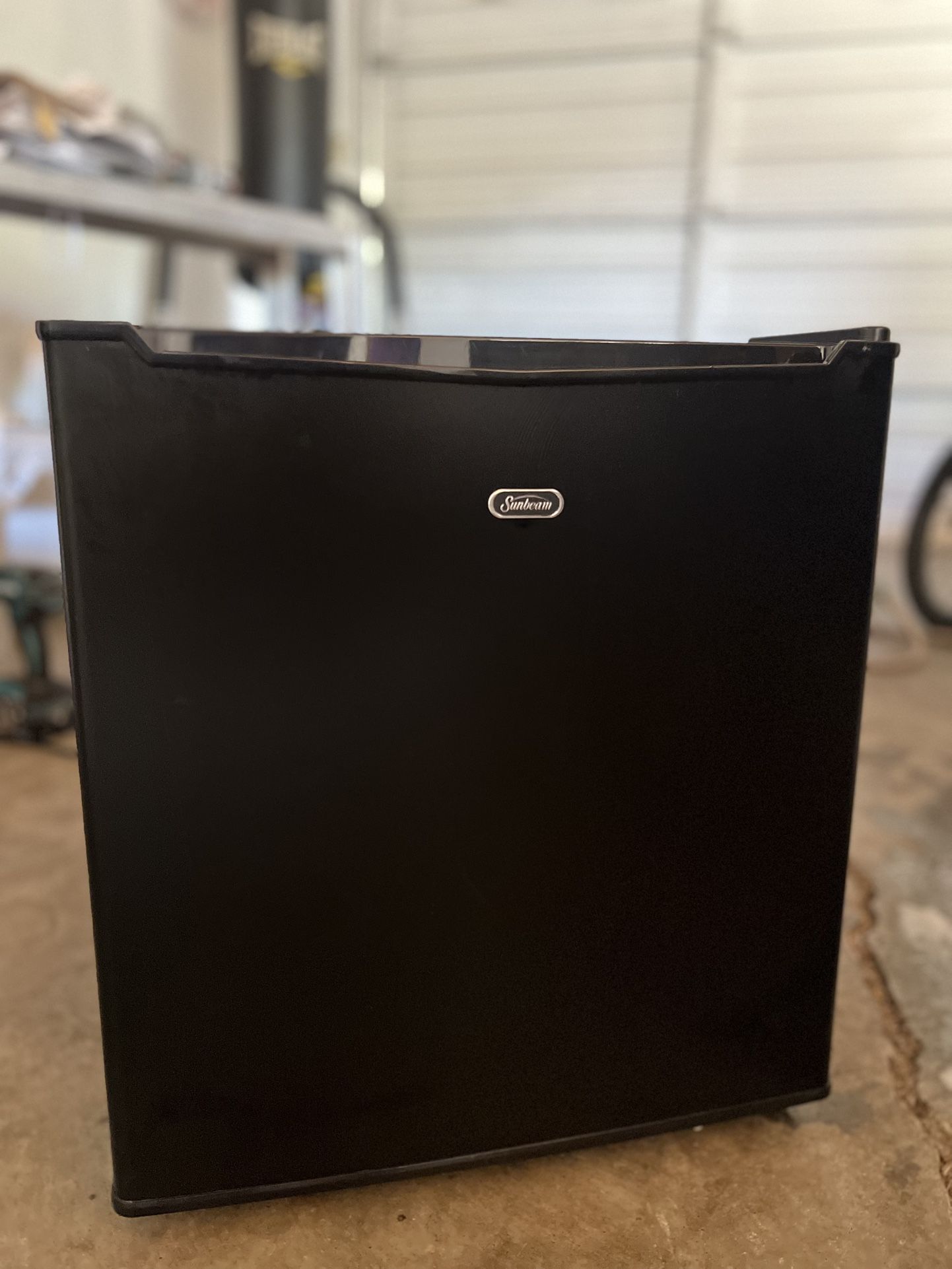 Sunbeam Mini Fridge 65$ Obo