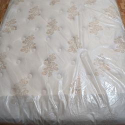 Qu,een mattre,ss Badcock 11 inch Euro Pillowtop, medium firm.
