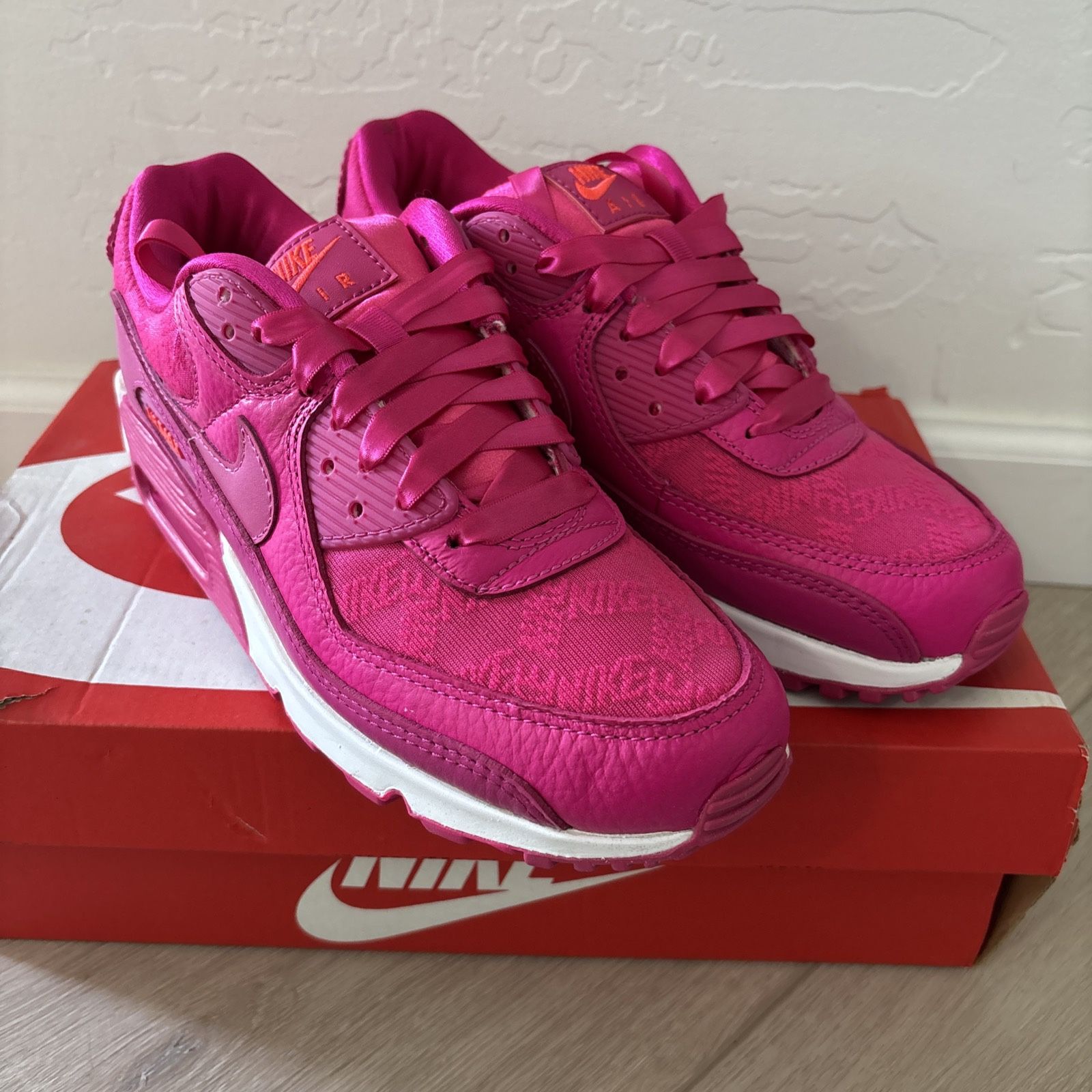 Nike Air Max 90 Valentines Day Pink Prime Sneakers Women’s Size 8.5 Woman’s 7men