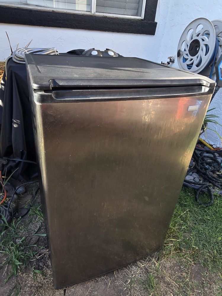 Stainless steel mini fridge kenmore elite 110.. Works perfectly!!