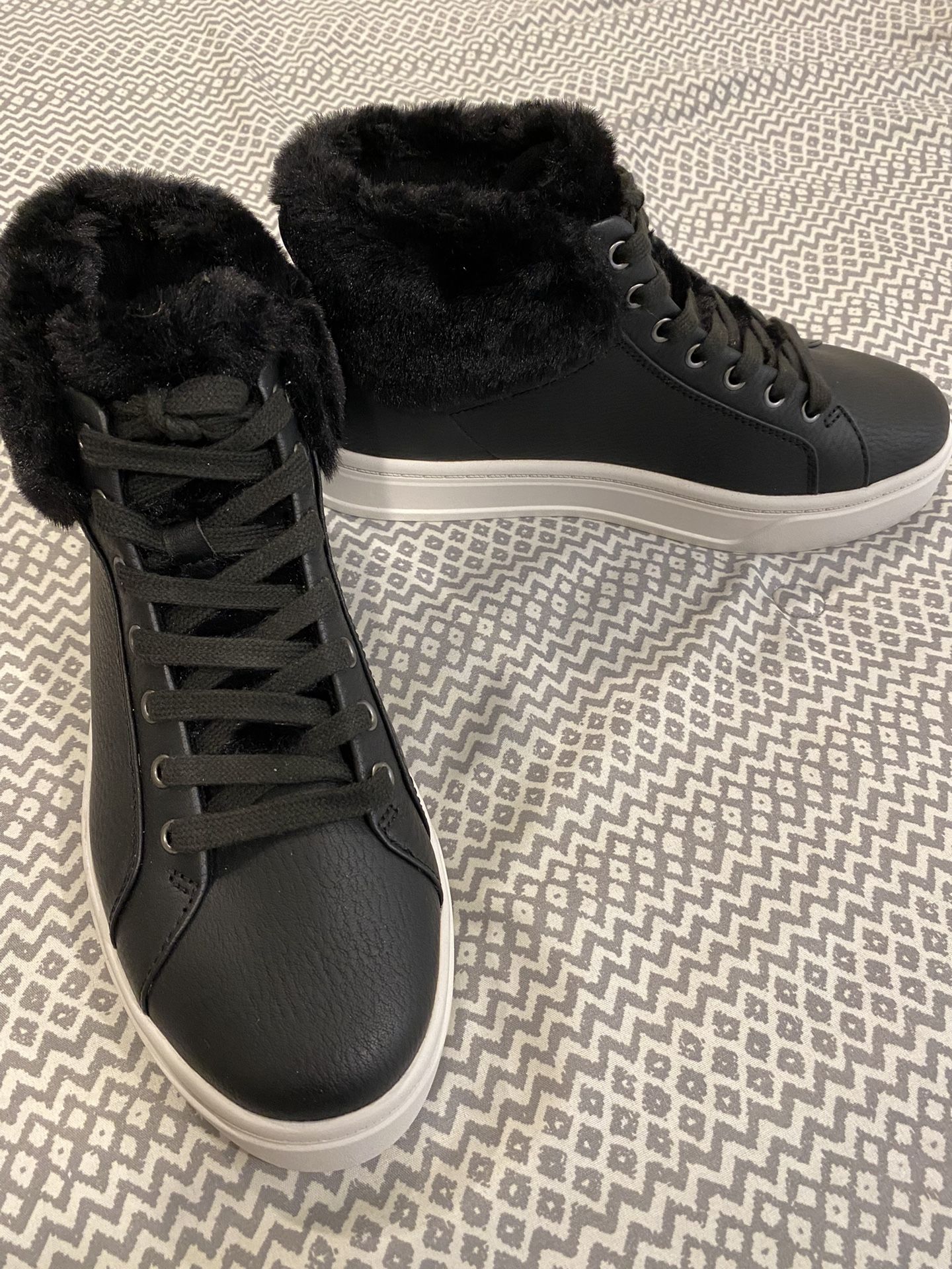KOOLABURRA (By UGG) BLACK BOOTS
