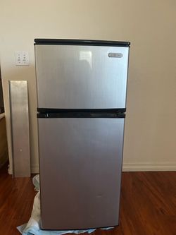 Vissani mini fridge