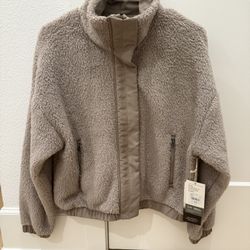 NEW NWT Vuori Women’s Sherpa Cozy Fleece Crop Jacket Coat Sz XS Graphite Color Beige Oatmeal  