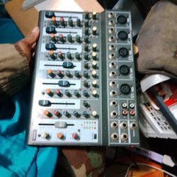 Behringer XENYX 1002B mixer