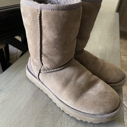 Ladies UGGS Size 6