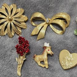 Vtg. Brooch/Pins Lot Of 6 Gold And Silvertone Monet,  Avon,  Disney,  Hong Kong Imitation Jeweller &  DM 97