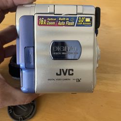 Jvc 700 X Digital Zoom Camcorder In Great Condition