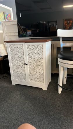 New accent cabinet at Lux must sell can deliver $150 assembled.