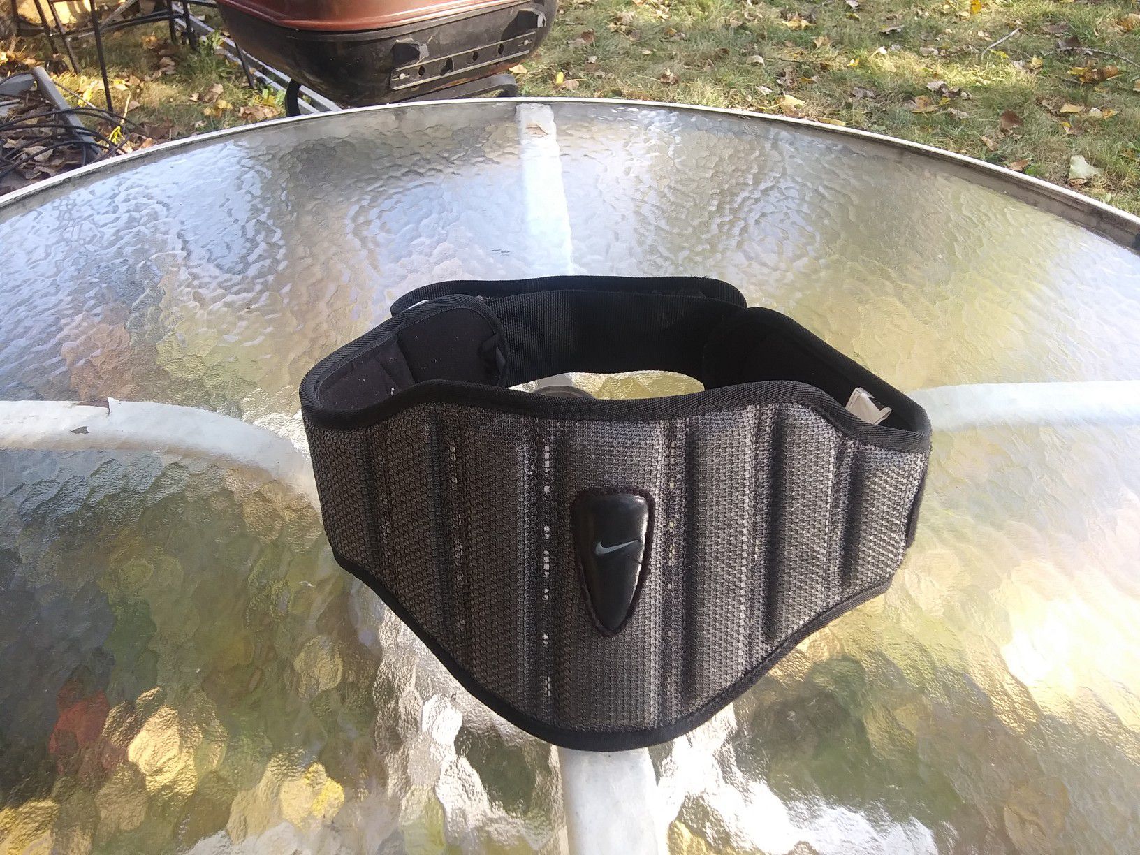 Nike weight lifting belt size L. Fits 36" to 38" waist.