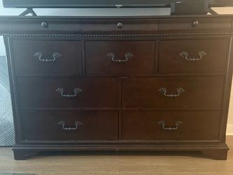 Dresser w/ matching mirror( mirror not pictured )