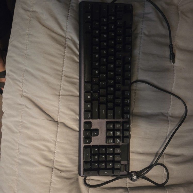 Steel Series Apex 5 Full Sized Keyboard