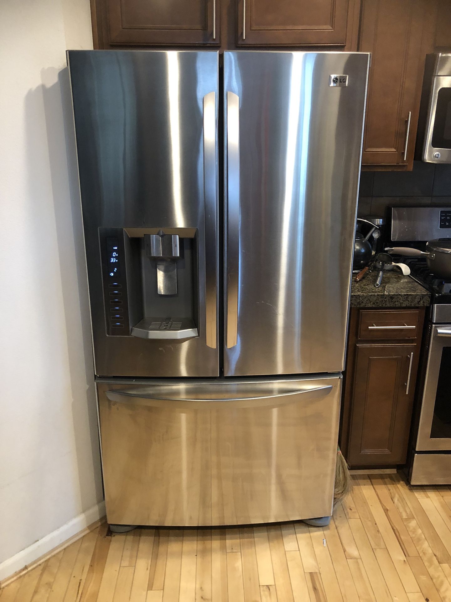 LG Stainless Steel IceSmart 28-cu ft French Door Refrigerator with Dual Ice Maker and Water Dispenser ENERGY EFFICIENT