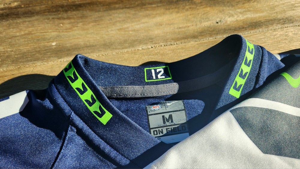 Seattle Seahawks Russell Wilson 3 Jersey Youth Small for Sale in Lynnwood,  WA - OfferUp