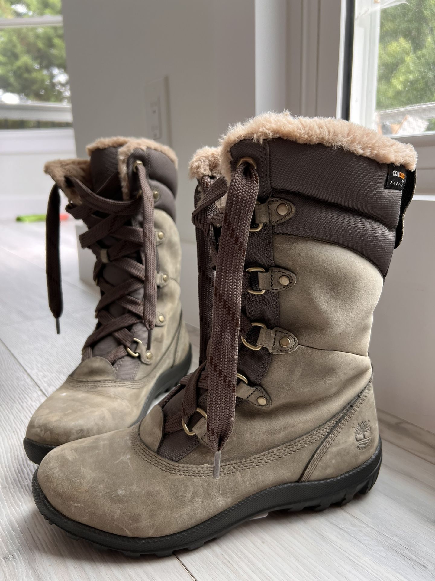 Timberland Mount Hope Faux Fur Lined Mid Waterproof Boot Size 8