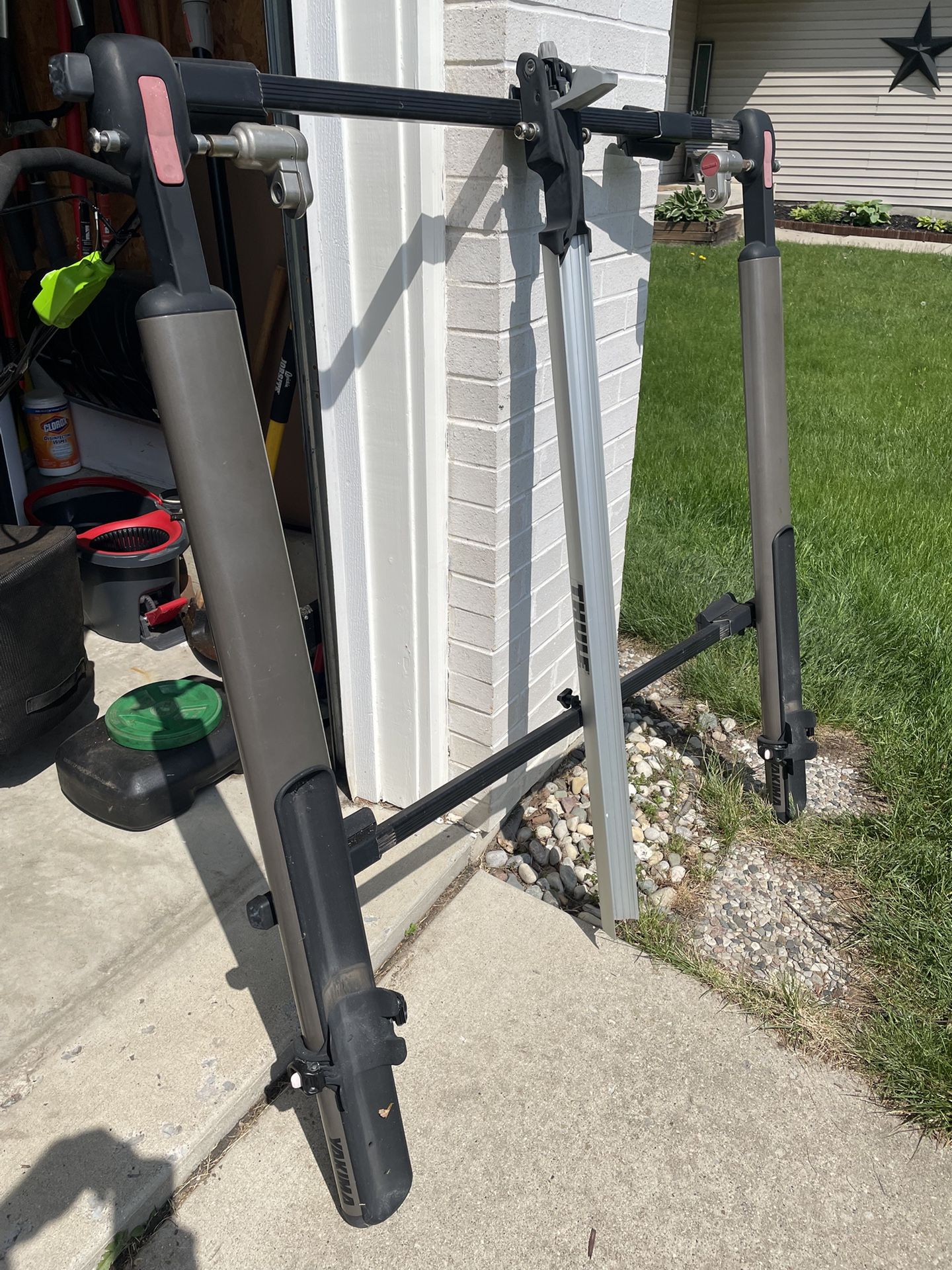 Thule Roof Rack With 3 Bicycle Rails