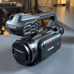 Canon XA40