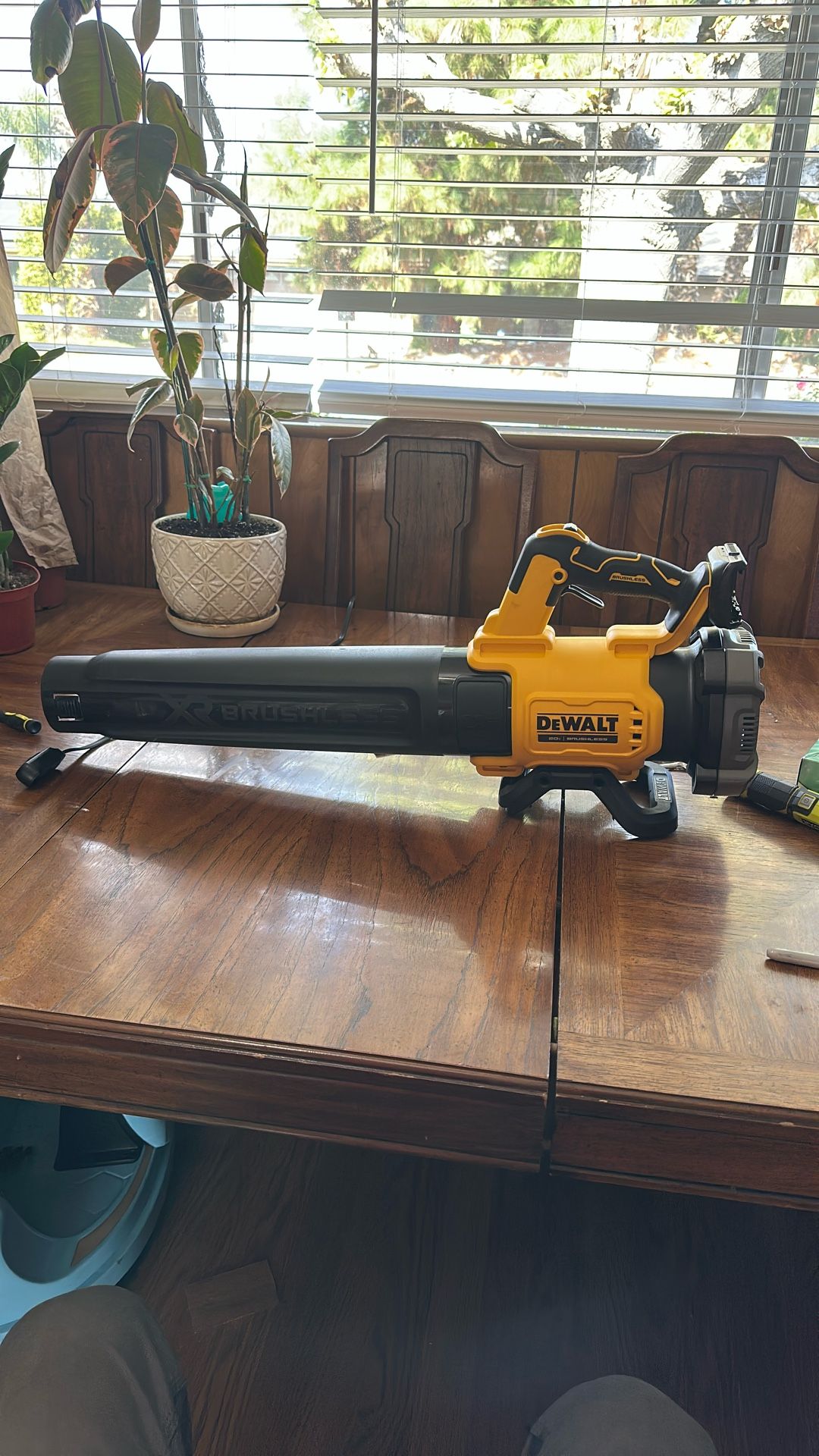 DEWALT 20V MAX 125 MPH 450 CFM Brushless Cordless Handheld Leaf Blower 