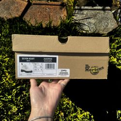 Dr. Martens Devon Heart 