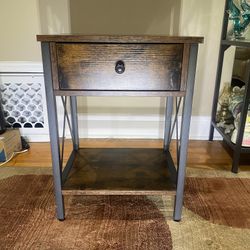 MESA DE NOCHE PEQUEÑA — SMALL BEDSIDE TABLE