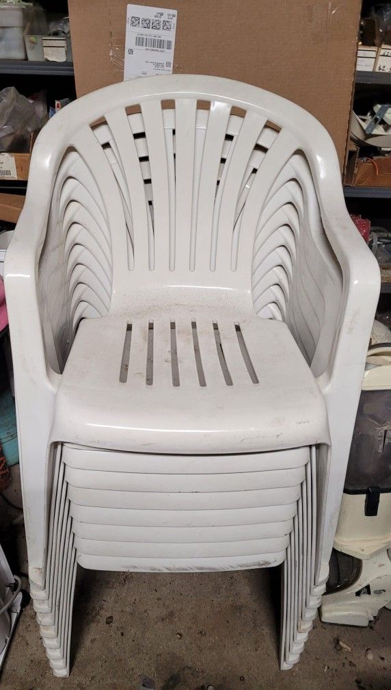 🪑 Outdoor Plastic Chairs ($15 each)
like new 🪑...