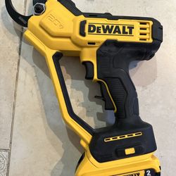 DEWALT 20V MAX Cordless Battery Powered Pruner with Battery, No Charger New Non-stick coated blades and 1-1/2 in. cut capacity Onboard LED illuminates