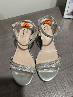 Nina silver Heels   Size  7/7.5 