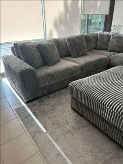 Ashley Lindyn 5 Piece Sectional + Lindyn Oversized..