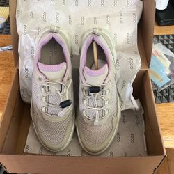 ECCO women’s Shoes Size 8 Brand New In A Box