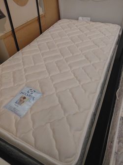 Twin mattress and box spring