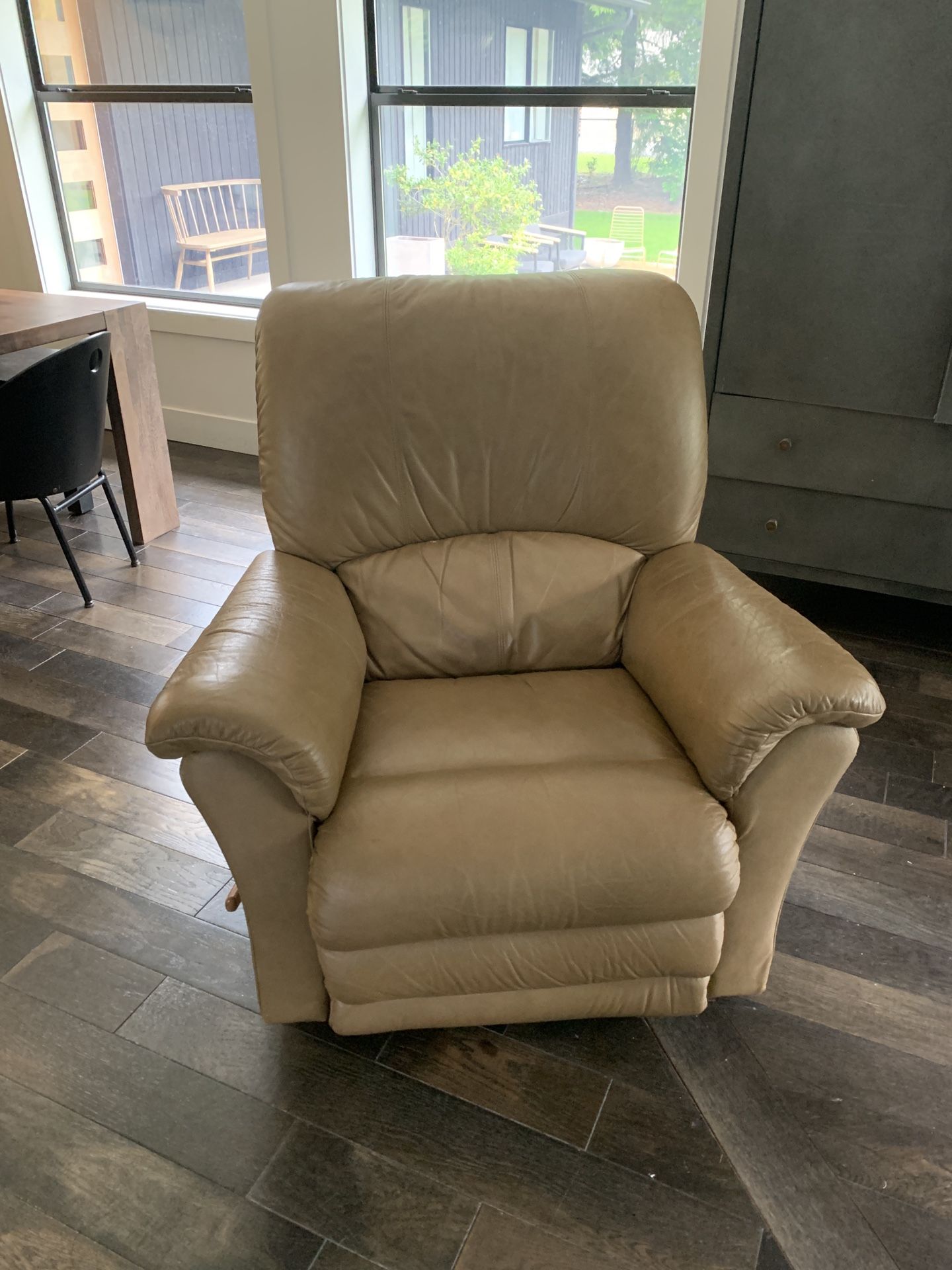 La z boy / lazy boy recliner leather