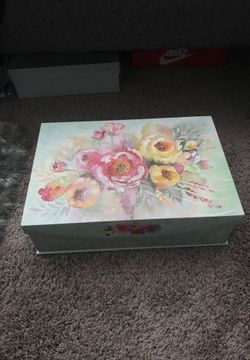 Decorative storage box