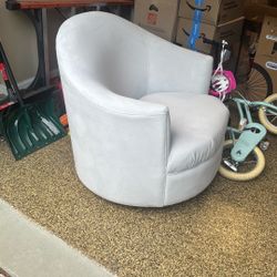Bennett Upholstered swivel Chair 