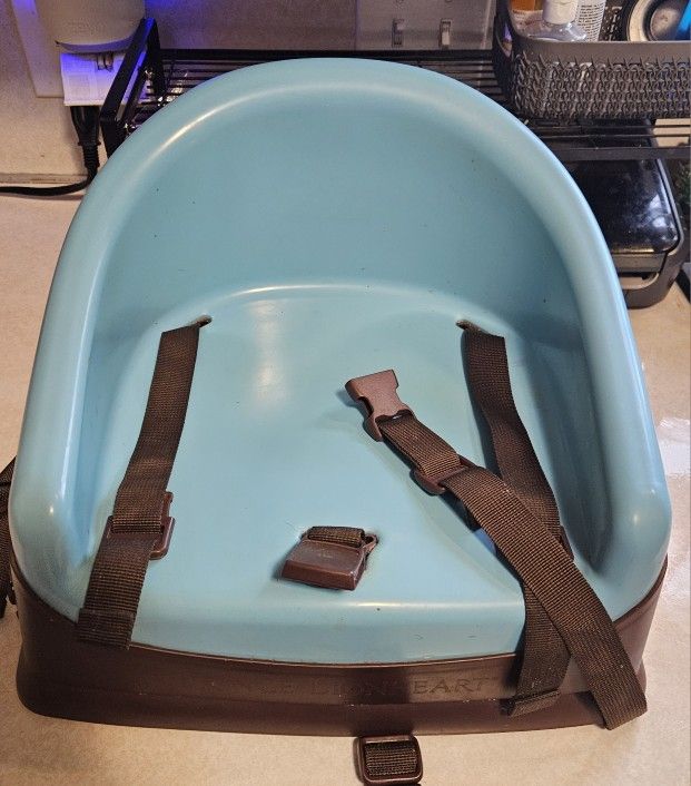 The boosterPOD by Prince Lionheart makes sitting at the table safe, comfortable and fun! The soft seat design and practical base