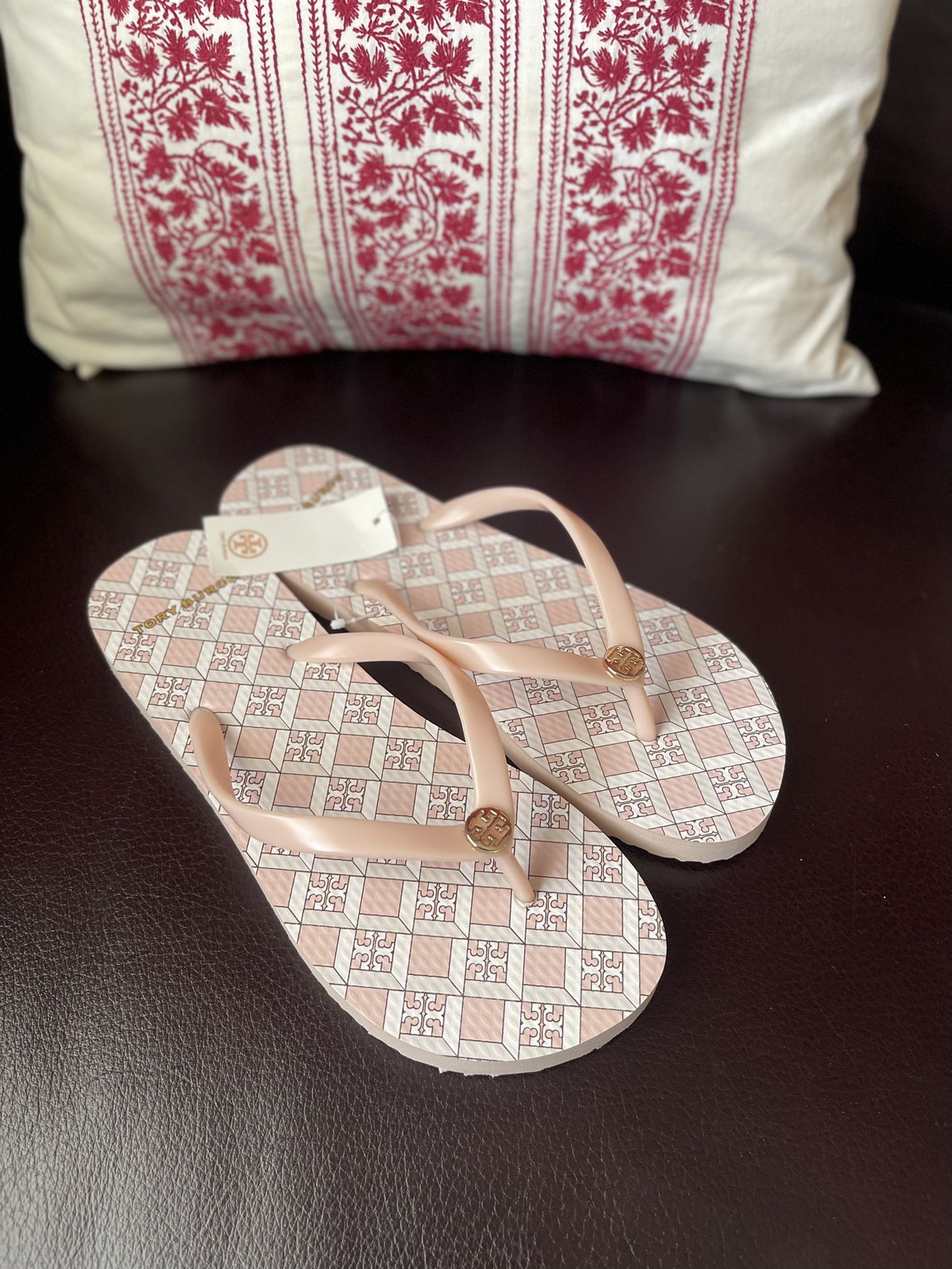 NWT Tory Burch Flip-Flops Women's Slippers size 8 in dusted blush/Geo logo  for Sale in Carlsbad, CA - OfferUp