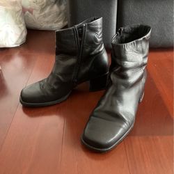 Black Boots (6 or 7)