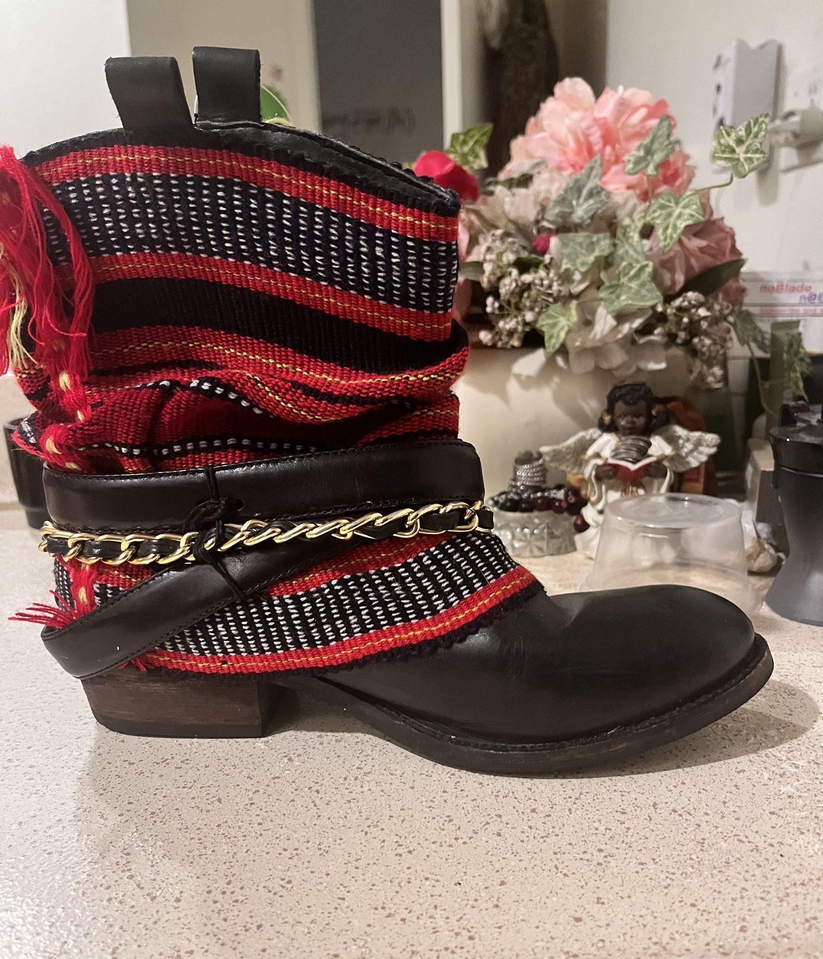 Boots~ beautiful design size 9