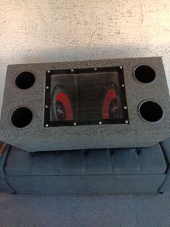 12 inch subwoofers, Sony explodes, 800 W, each With me on light kicker box. This kicker box is two months old